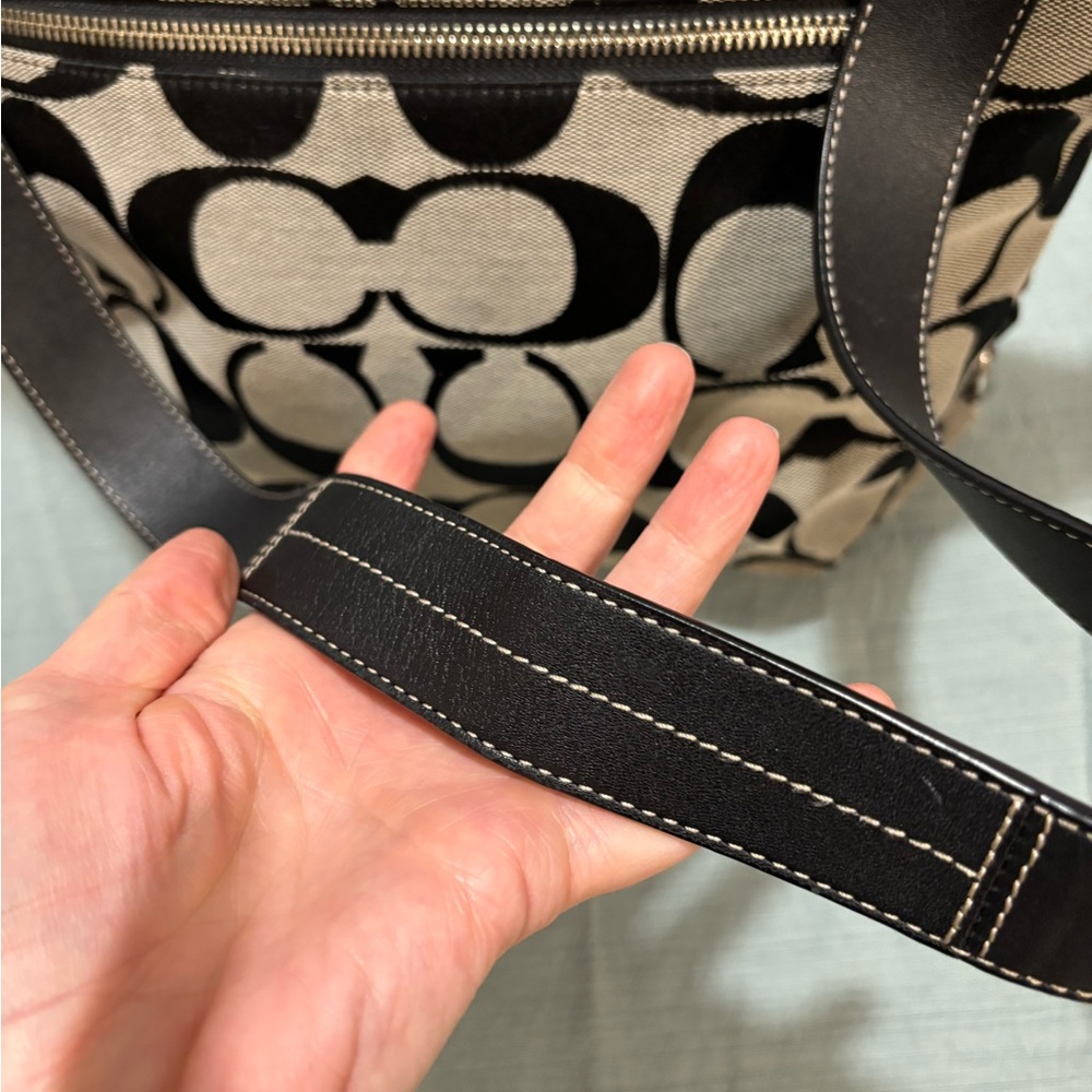 Coach F15067 Black and Gray Shoulder Bag Very Clean Inside - Picture 4 of 16